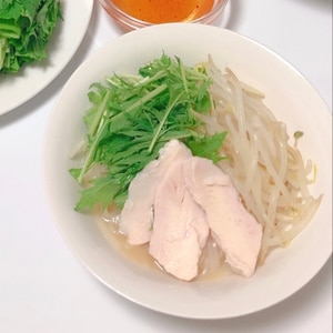 蒸し鶏のフォーです☆喉ごしちゅるるん～♪アジア麺☆